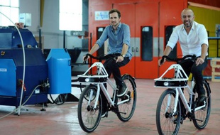 Christophe Baeza (g) and Clément Bonneau (d), fondateurs de l'entreprise de vélo électrique ThirtyOne31, le 10 septembre 2015 dans l'usine de Saint-Gaudens, près de Toulouse