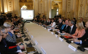 La ministre de la fonction publique Annick Girardin (7e à d) rencontre les organisations syndicales à Paris le 17 mars 2016