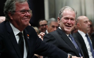 Jeb Bush réconforte son frère George W. Bush aux funérailles de leur père, George H.W. Bush, le 5 décembre, à la cathédrale nationale de Washington.