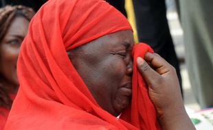 La mère d'une des lycéennes enlevées à Chibok pleure durant une manifestation à Abuja le 6 mai 2014