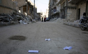 Des flyers distribués par le qouvernement syrien encourageant habitants et rebelles à quitter les quartiers est d'Alep, le 20 octobre 2016.