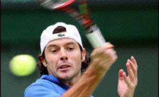 Dans une partie sous haute tension, Sébastien Grosjean a su garder ses nerfs pour battre Nicolas Kiefer 7-5, 7-6 (9/7), 6-0 et offrir le premier point à la France face à l'Allemagne au premier tour de la Coupe Davis de tennis, vendredi à Halle.