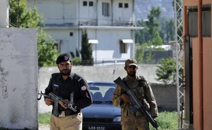 Neuf roquettes ont visé vendredi l'école militaire située à proximité de la maison où un commando américain a tué Oussama ben Laden il y a neuf mois dans le nord du Pakistan, ont annoncé les autorités locales.