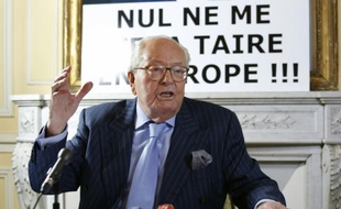 L'ex-président du FN Jean-Marie Le Pen, le 20 novembre 2015 à Saint-Cloud près de Paris