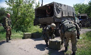 Des militaires ukrainiens déchargent des munitions dans la localité de Mariinka, à l'est de Donetsk (est), le 5 juin 2015, qui a fait l'objet d'une offensive des séparatistes pro-russes