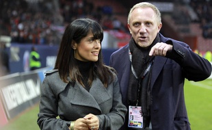 Salma Hayek et François-Henri Pinault avant le PSG-Rennes du 17 novembre 2012, au Parc des Princes.