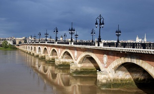 Le Pont de pierre, à Bordeaux.