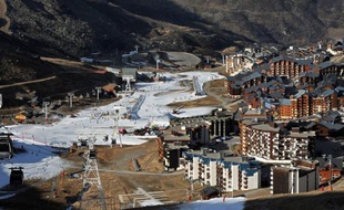 Illustration du manque de neige dans les stations de ski.Sous un beau soleil, Val Thorens, plus haute station de sports d'hiver d'Europe, a ouvert samedi une partie de son domaine skiable, malgré un manque flagrant de neige naturelle.