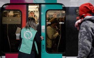 Le trafic est interrompu sur le RER B en raison d'une panne géante.