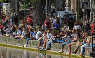 Des jeunes sur le Canal Saint-Martin, illustration