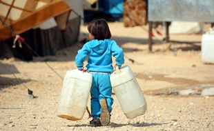 Un jeune réfugié irakien fuit Mossoul, la dernière ville irakienne majeure sous le contrôle de l'Etat islamique.