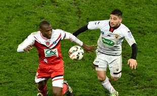Le défenseur nordiste Adama Coulibaly (à gauche) à la lutte avec le Niçois Neal Maupay, AFP PHOTO/ PHILIPPE HUGUEN