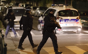 Des policiers à Villeneuve-la-Garenne, le 20 avril 2020.