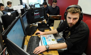 Un étudiant essaie de contrer une cyberattaque, à l’École nationale supérieure d'ingénieurs de Bretagne sud, à Vannes, le 4 février 2016