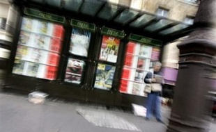 La distribution du Journal du Dimanche a été bloquée dimanche à Paris et en province, en raison d'un mouvement de la CGT du Livre protestant contre la réforme des Nouvelles messageries de la presse parisienne (NMPP), a-t-on appris de sources concordantes.