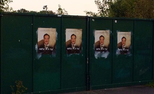 Les Red Tigers ont collé une centaine d'affiches anti-Mammadov dans les rues de Lens