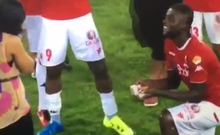 John Ogu demande sa femme en mariage sur le terrain, le 3 octobre 2015.