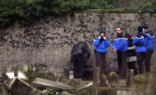 Près de 300 tombes ont été profanées au cimetière juif de Sarre-Union (Bas-Rhin).