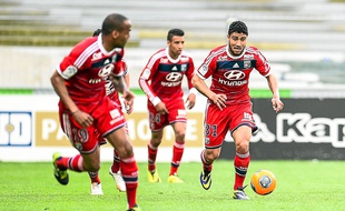 Nabil Fekir, balle au pied, et Corentin Tolisso, en arrière-plan.