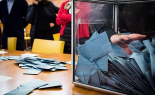 Illustration: une urne contenant des bulletins de vote en France.