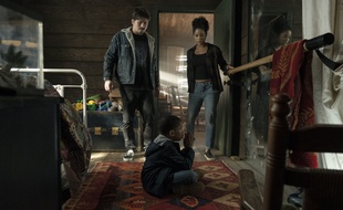 Jason Ritter, Ja'Siah Young et Alisha Wainwright dans la série « Comment élever un super-héros ».