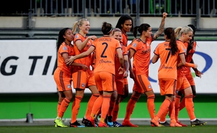 Dzsenifer Marozsán célèbre avec ses partenaires son ouverture du score, ce mercredi à Wolfsburg. Ronny Hartmann