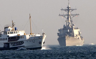 L'USS McFaul (à droite), un destroyer de l'US Navy, en 2008.