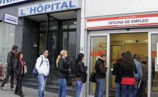 Le taux de chômage dans la zone euro a atteint en avril le niveau record de 11% de la population active, comme en mars où le chiffre a été révisé à la hausse, a indiqué vendredi l'office européen des statistiques Eurostat.