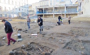 Le chantier de fouilles sur le site de l'ancien commissariat Castéja, dans le centre de Bordeaux, va encore se poursuivre pendant plusieurs semaines.