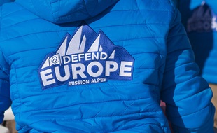 Une veste « Défend Europe » de Génération identitaire, un groupuscule d'extrême droite.