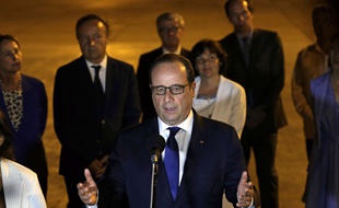 Francois Hollande à l'aéroport de La Havane dimanche 10 mai 2015.