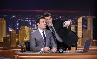 Les animateurs américains Jimmy Fallon (gauche) et Stephen Colbert.