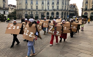 La chorale des intermittents du spectacle parcour les rues de Nantes en alertant de l'imminence du couvre-feu.