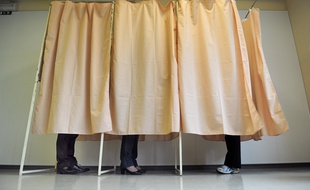 Trois électeurs lors des élections régionales de 2010. (Illustration)