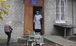 A Donetsk, dans l'est de l'Ukraine contrôlé par des séparatistes soutenus par la Russie on signalait le jeudi 14 octobre 2021 le plus grand pic de nouvelles infections à coronavirus depuis le début de la pandémie, avec plus de 1 000 nouveaux cas confirmés et une centaine de décès en 24 heures.