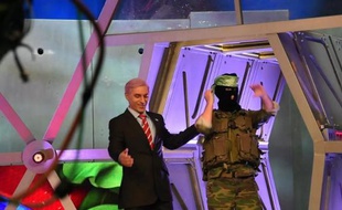 Capture d'écran d'une vidéo de l'AFP TV sur le plateau de l'émission de satire politique israélienne "Erezt Nehederet" ("Un pays merveilleux"), le 9 mars 2015