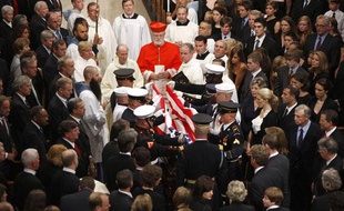 Le cercueil de Ted Kennedy, recouvert du drapeau américain, a été transporté dans l'église Notre Dame du Perpétuel Secours par une garde d'honneur en uniforme.