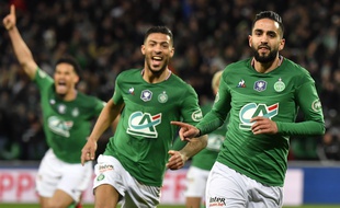 Ryad Boudebouz, suivi ici par Denis Bouanga, vient d'inscrire à la 94e minute le but synonyme de ticket pour le Stade de France.