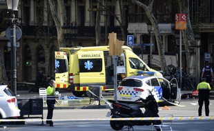 Les forces de sécurité et les services de secours sont présents place de la Catalogne, à Barcelone, où une fourgonnette a percuté la foule le 17 août 2017.