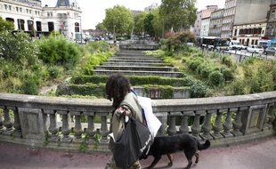Le long du Canal du Midi, l'ecluse Bayard en face de la gare Matabiau. Illustration