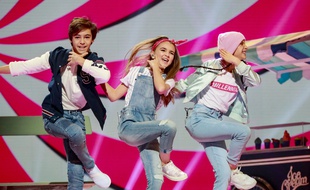 Angélina, candidate de l'Eurovision Junior, entourée de ses danseurs, Léo et Albane.