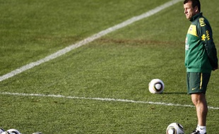 Le sélectionneur de l'équipe du Brésil, Dunga, lors d'une session d'entraînement à Johannesbourg, le 31 mai 2010, dans le cadre de la Coupe du monde.