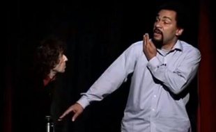 Dieudonné réalisant sa première quenelle lors de son spectacle 1905 en 2005.