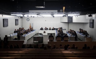 Dix ans après le naufrage du Prestige, le procès de la plus grave marée noire de l'histoire de l'Espagne s'est ouvert mardi à La Corogne, en Galice, où vont être jugés pendant plusieurs mois quatre accusés, dont le commandant du pétrolier.