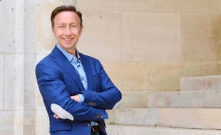 Stéphane Bern portera-t-il un chapeau pointu à Versailles ?