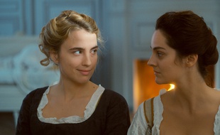 Adèle Haenel et Noémie Merlant dans Portrait de la jeune fille en feu