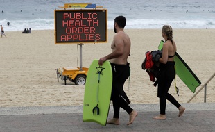 Les messages sanitaires jusque sur la plage à Syndey alors que l'été austral commence.