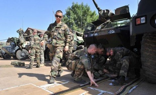 La crise malienne a pris mercredi une nouvelle dimension internationale, avec une prise d'otages massive sur un site gazier en Algérie, organisée en représailles à l'intervention, dans les airs puis au sol, des soldats français contre les bastions islamistes au Mali.