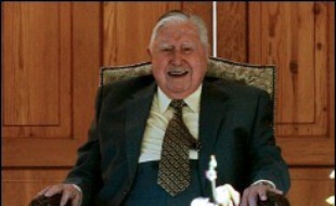 L'ancien dictateur chilien Augusto Pinochet a eu une crise cardiaque et a été admis d'urgence à l'hôpital militaire dimanche à l'aube, a indiqué le porte-parole de la famille, le général Guillermo Garin.