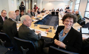 La vice-présidente de l'organisation patronale CGPME Geneviève Roy (d) et le vice-président du Medef Jean-François Pilliard à la table des négociations sur le Pacte de responsabilité, le 5 mars 2014 à Paris